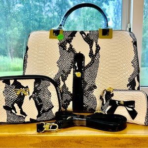 This purse is a 3 piece bag